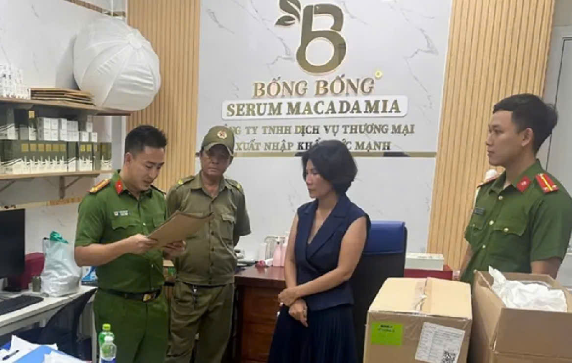 Cơ quan Cảnh sát điều tra Công an tỉnh Đắk Lắk thi hành lệnh khám xét khẩn cấp. (Ảnh: Bộ Công an) Cơ quan Cảnh sát điều tra Công an tỉnh Đắk Lắk thi hành lệnh khám xét khẩn cấp. (Ảnh: Bộ Công an)