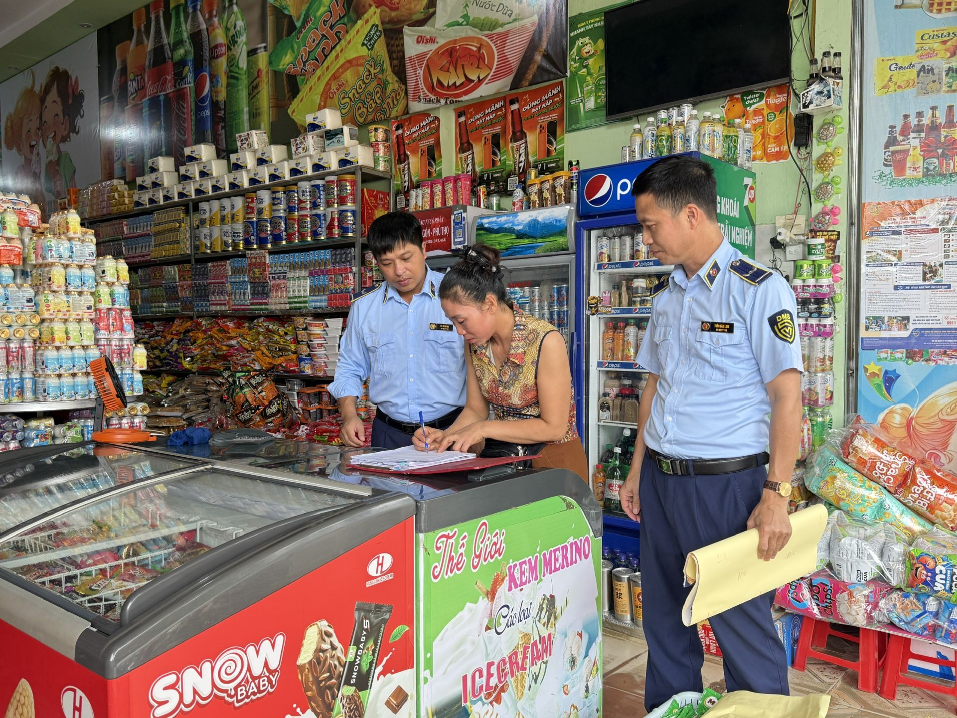 Cơ sở sản xuất, kinh doanh ký cam kết không tham gia vận chuyển, tàng trữ, buôn bán hàng giả, hàng lậu, hàng cấm và hàng hóa không rõ nguồn gốc, xuất xứ. Cơ sở sản xuất, kinh doanh ký cam kết không tham gia vận chuyển, tàng trữ, buôn bán hàng giả, hàng lậu, hàng cấm và hàng hóa không rõ nguồn gốc, xuất xứ.