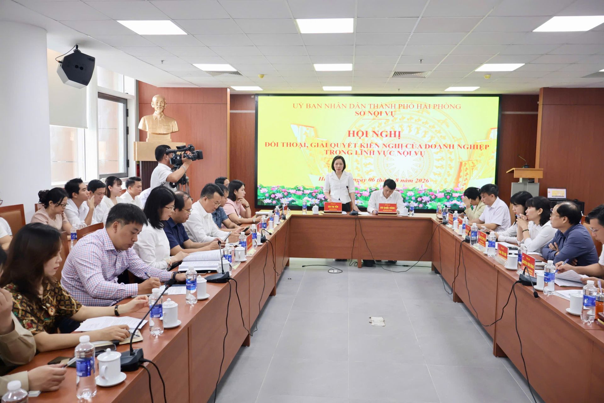 Giám đốc Sở Nội vụ Sái Thị Yến chủ trì Hội nghị. Giám đốc Sở Nội vụ Sái Thị Yến chủ trì Hội nghị.