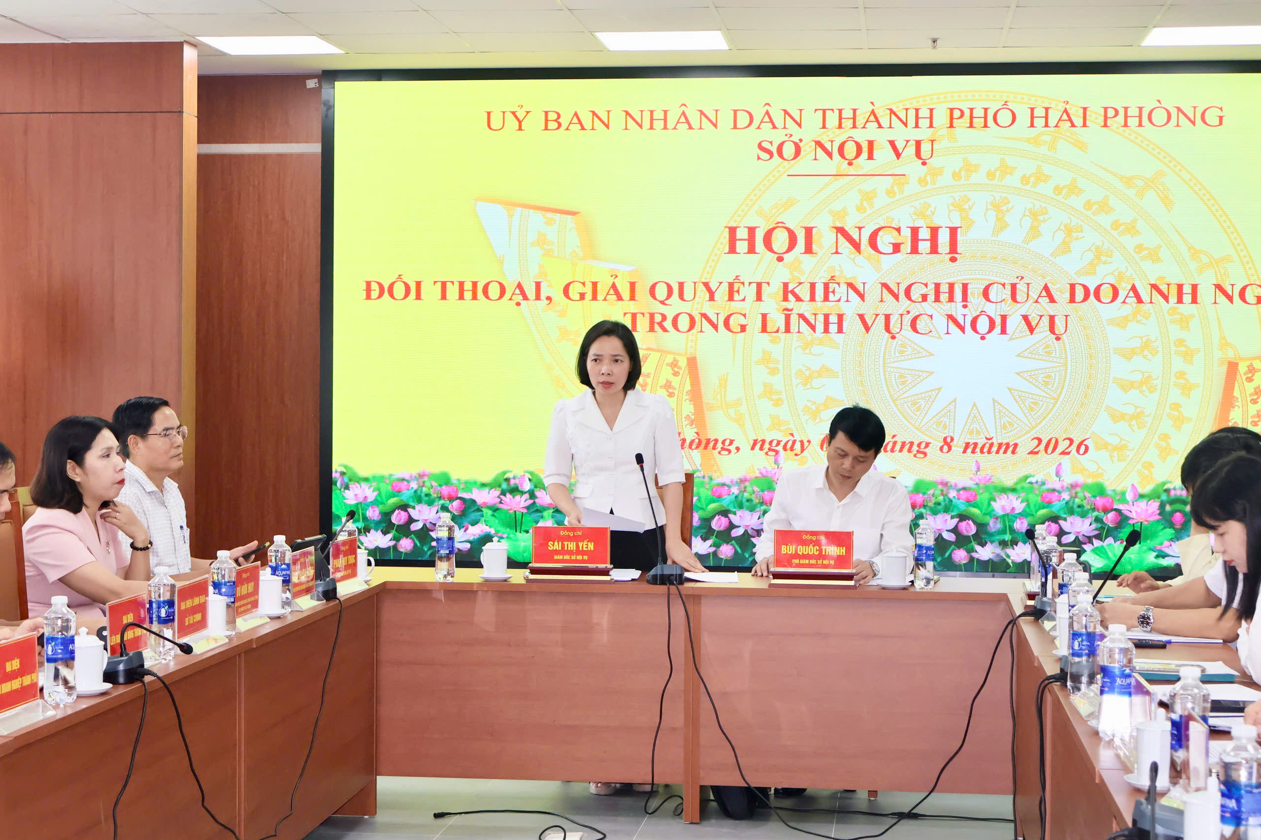Giám đốc Sở Nội vụ Sái Thị Yến trực tiếp giải đáp nhiều kiến nghị của doanh nghiệp. Giám đốc Sở Nội vụ Sái Thị Yến trực tiếp giải đáp nhiều kiến nghị của doanh nghiệp.