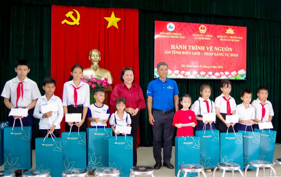 &Ocirc;ng Nguyễn Hồng Hưng, Ph&oacute; B&iacute; thư Đảng ủy, Ph&oacute; Gi&aacute;m đốc Trung t&acirc;m huấn luyện bay Việt Nam Airline v&agrave; Đồng ch&iacute; Trần Thị Ngọc Nương, B&iacute; thư Đảng ủy x&atilde; Ninh Điền, tỉnh T&acirc;y Ninh trao qu&agrave; cho c&aacute;c ch&aacute;u học sinh