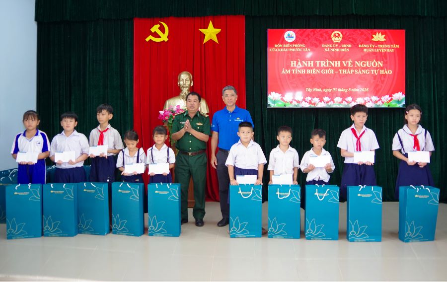 Đại t&aacute; Phạm Lương T&acirc;m, Ph&oacute; Chủ nhiệm Ch&iacute;nh trị Ban Chỉ huy BĐBP tỉnh T&acirc;y Ninh v&agrave; &ocirc;ng Nguyễn Hồng Hưng, Ph&oacute; B&iacute; thư Đảng ủy, Ph&oacute; Gi&aacute;m đốc Trung t&acirc;m huấn luyện bay Việt Nam Airline trao qu&agrave; cho c&aacute;c ch&aacute;u học sinh.