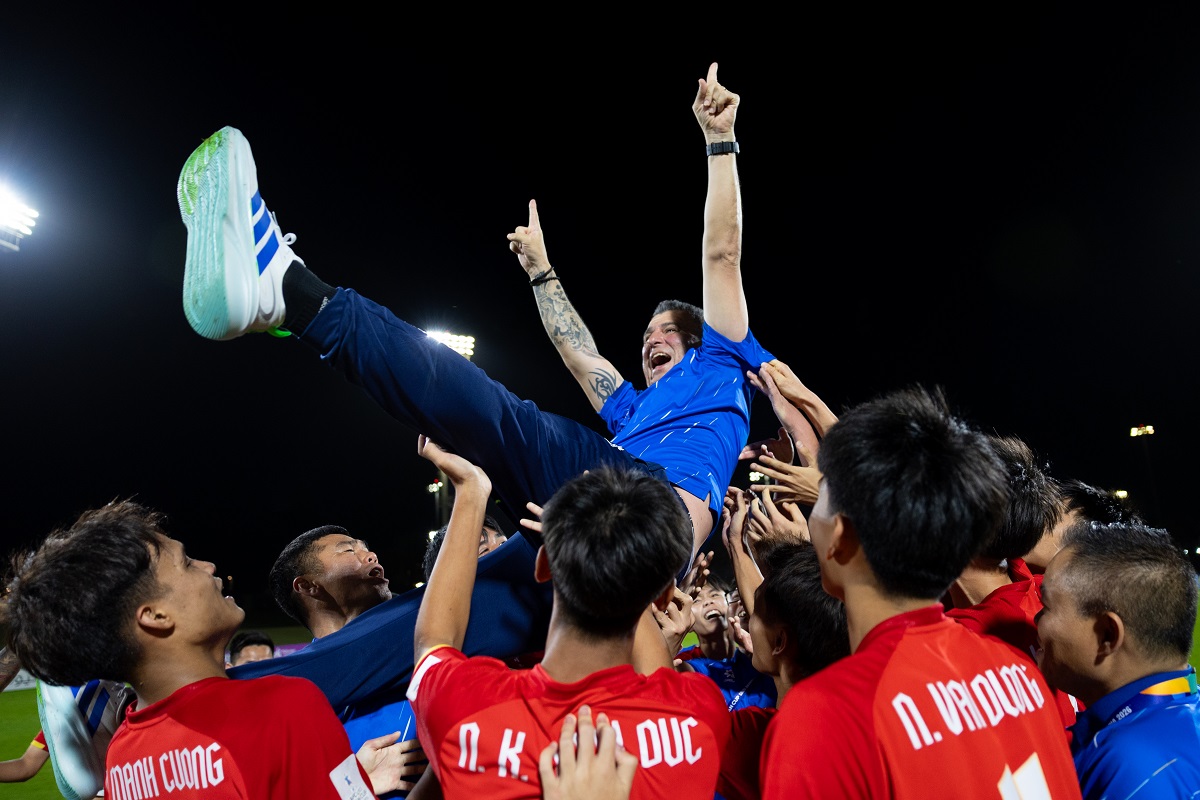 HLV Roland v&agrave; nhiều cầu thủ trẻ l&ograve; H&agrave; Nội gi&uacute;p U17 Việt Nam gi&agrave;nh v&eacute; đi World Cup.