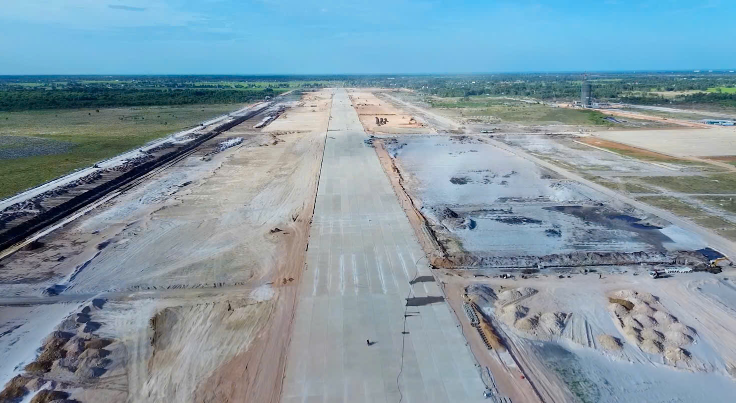 Đường cất hạ cánh và hạ tầng khu bay đã được hoàn thiện. (Ảnh: Anh Chiến) Đường cất hạ cánh và hạ tầng khu bay đã được hoàn thiện. (Ảnh: Anh Chiến)