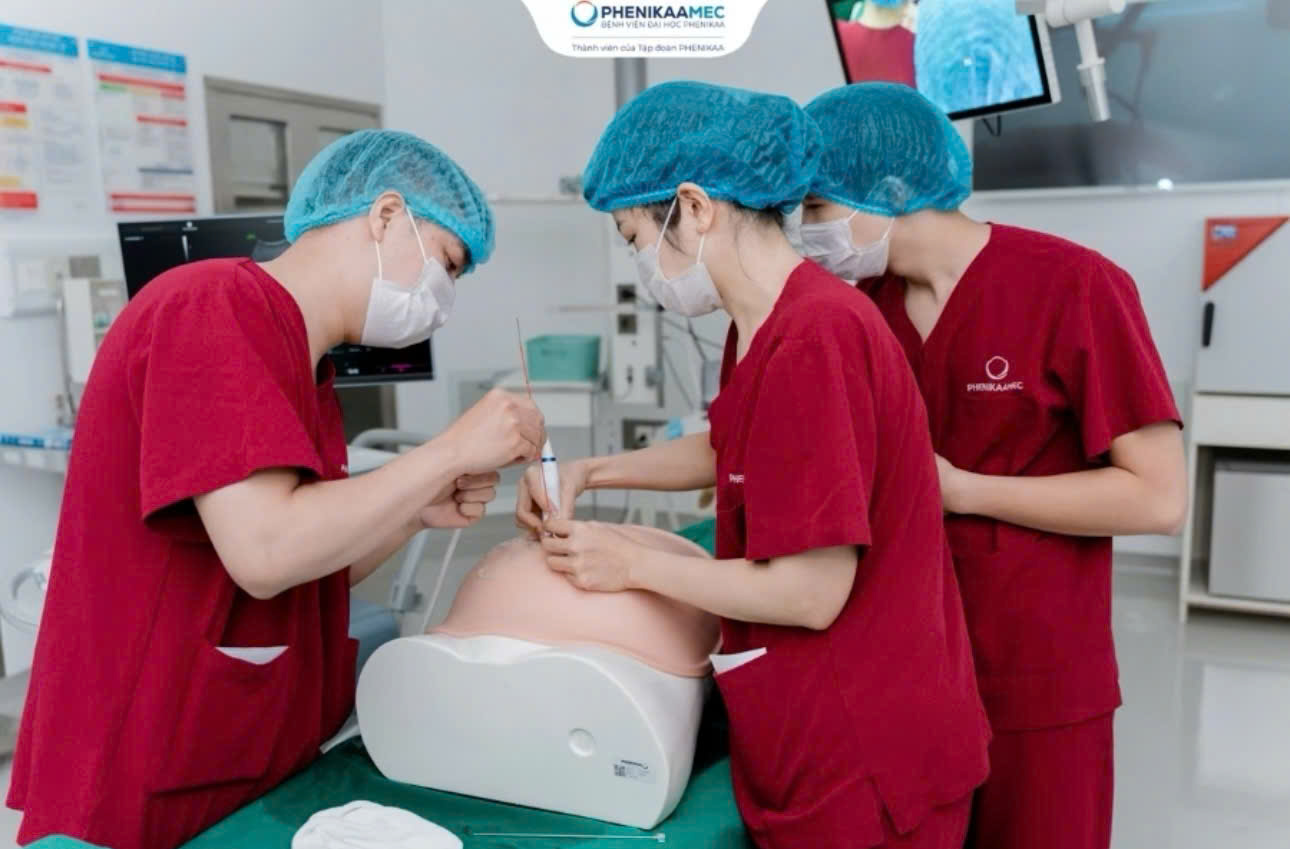 Học viên được trực tiếp tham gia đào tạo Hands-on về can thiệp bào thai trên mô hình bào thai siêu thực. Học viên được trực tiếp tham gia đào tạo Hands-on về can thiệp bào thai trên mô hình bào thai siêu thực.