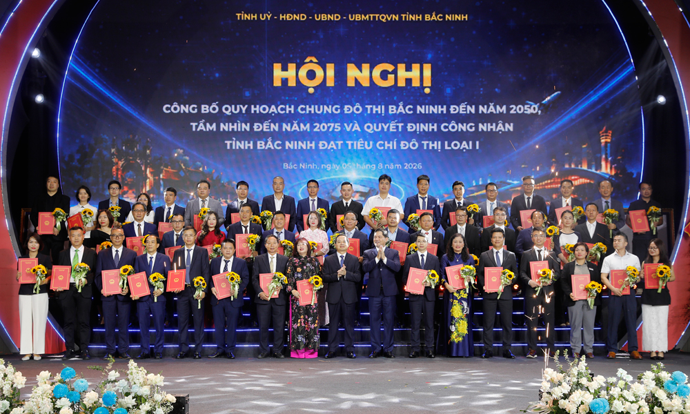 Đồng chí Nguyễn Hồng Thái và đồng chí Phạm Hoàng Sơn trao quyết định chấp thuận đầu tư cho đại diện các doanh nghiệp. Đồng chí Nguyễn Hồng Thái và đồng chí Phạm Hoàng Sơn trao quyết định chấp thuận đầu tư cho đại diện các doanh nghiệp.