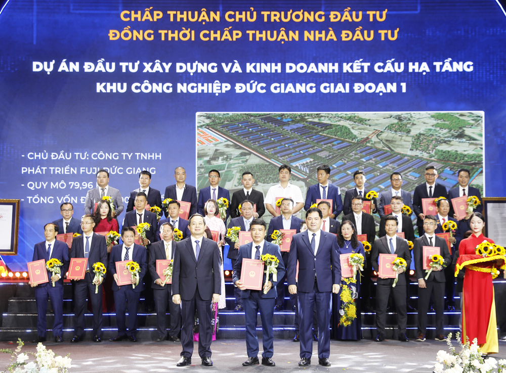 Các đồng chí Nguyễn Hồng Thái, Phạm Hoàng Sơn trao quyết định, giấy chứng nhận đầu tư cho đại diện các doanh nghiệp. Các đồng chí Nguyễn Hồng Thái, Phạm Hoàng Sơn trao quyết định, giấy chứng nhận đầu tư cho đại diện các doanh nghiệp.