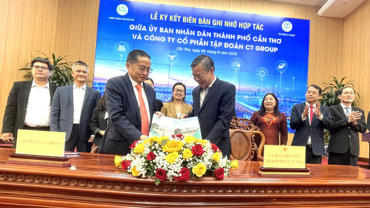 chủ tịch UBND TP. Cần Thơ, Trương Cảnh Tuyên (bên phải) cùng ông Trần Kim Chung, Chủ tịch Tập đoàn CT Group ( bên trái) ký kết Biên bản ghi nhớ hợp tác chủ tịch UBND TP. Cần Thơ, Trương Cảnh Tuyên (bên phải) cùng ông Trần Kim Chung, Chủ tịch Tập đoàn CT Group ( bên trái) ký kết Biên bản ghi nhớ hợp tác