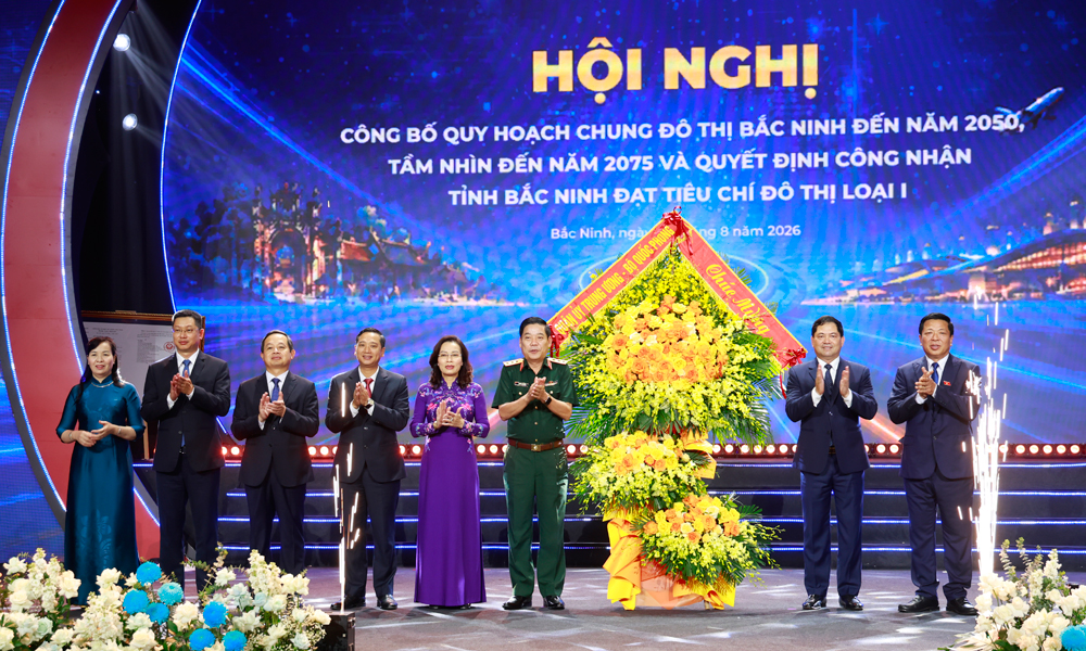 Các đồng chí: Trần Hồng Minh, Nguyễn Văn Gấu chúc mừng tỉnh Bắc Ninh. Các đồng chí: Trần Hồng Minh, Nguyễn Văn Gấu chúc mừng tỉnh Bắc Ninh.