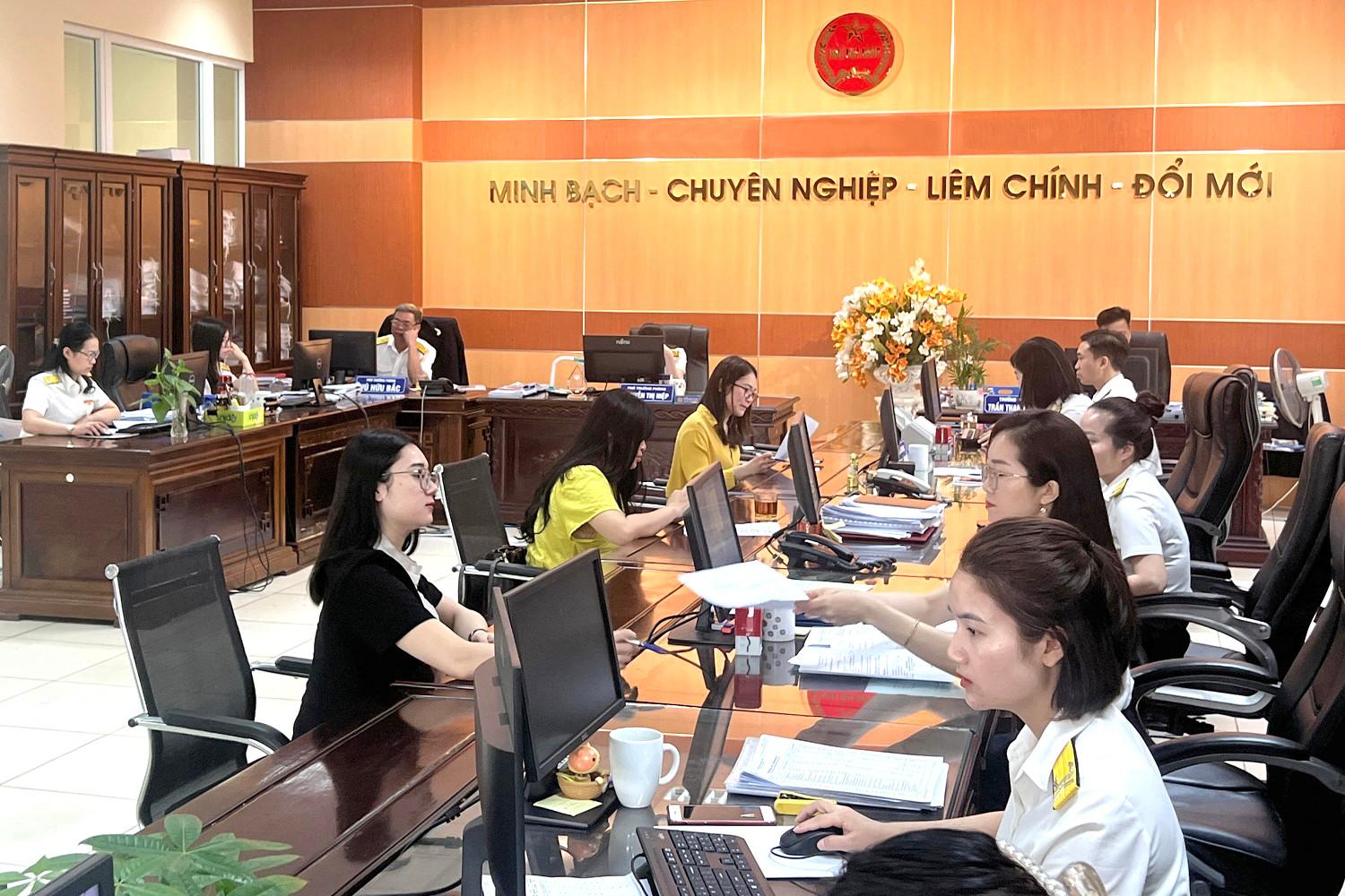Cục Thuế y&ecirc;u cầu to&agrave;n ng&agrave;nh triển khai c&ocirc;ng khai th&ocirc;ng tin người nộp thuế thuộc trạng th&aacute;i 03 v&agrave; 06 theo đ&uacute;ng quy định của ph&aacute;p luật.