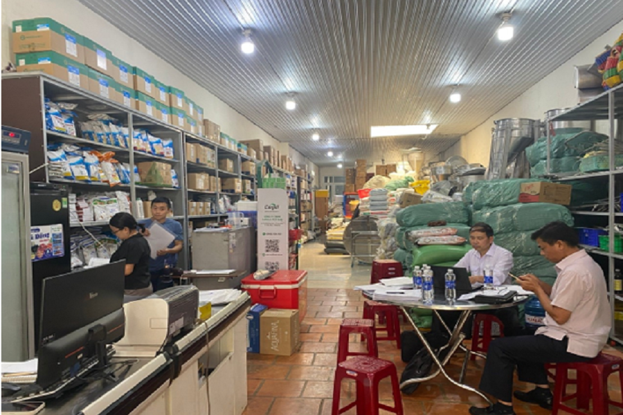 Đo&agrave;n kiểm tra, thực hiện kiểm tra tại cơ sở kinh doanh thuốc th&uacute; y v&agrave; thức ăn chăn nu&ocirc;i. (Ảnh: Chi cục Chăn nu&ocirc;i và Thú y)