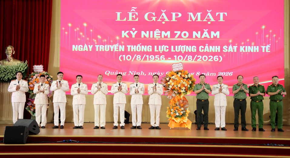 Lãnh đạo Công an tỉnh tặng hoa chúc mừng Phòng Cảnh sát kinh tế Lãnh đạo Công an tỉnh tặng hoa chúc mừng Phòng Cảnh sát kinh tế