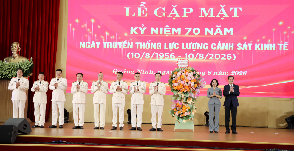 Lãnh đạo tỉnh tặng hoa chúc mừng cán bộ, chiến sĩ Phòng Cảnh sát kinh tế Công an tỉnh Quảng Ninh Lãnh đạo tỉnh tặng hoa chúc mừng cán bộ, chiến sĩ Phòng Cảnh sát kinh tế Công an tỉnh Quảng Ninh