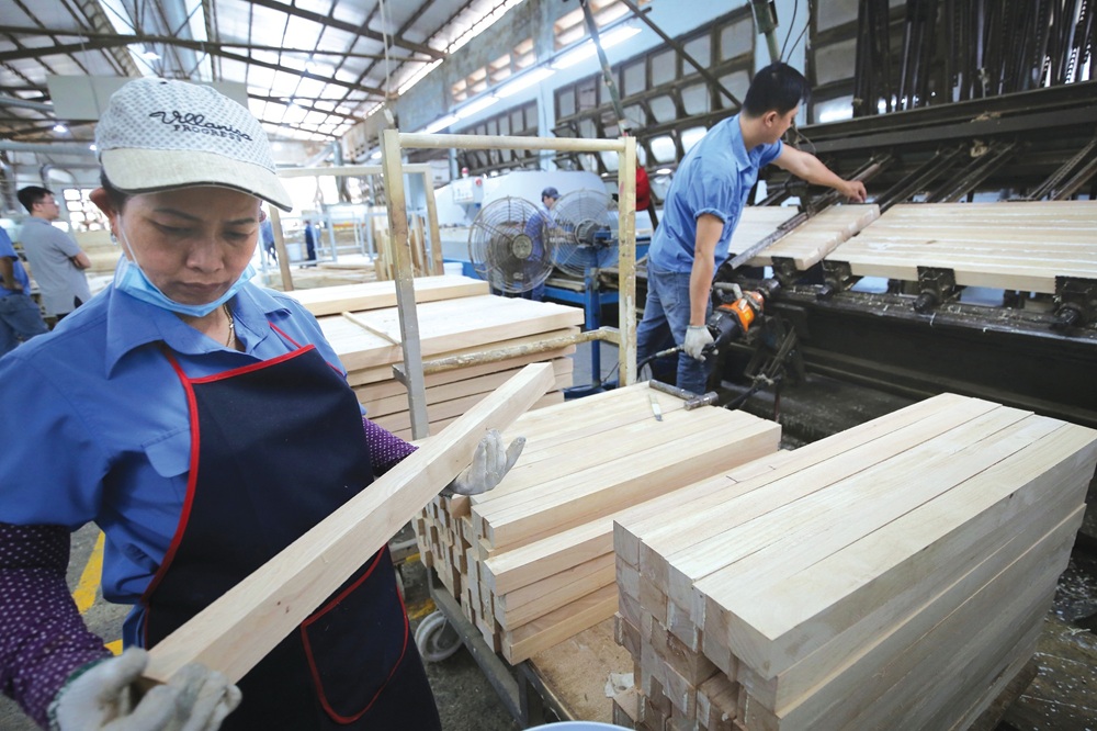 Ngành gỗ đang đẩy mạnh đa dạng hóa thị trường, nâng cao giá trị gia tăng và phát triển nguồn nguyên liệu bền vững để hướng tới mục tiêu gần 20 tỷ USD kim ngạch xuất khẩu trong năm 2026. Ảnh: VGP Ngành gỗ đang đẩy mạnh đa dạng hóa thị trường, nâng cao giá trị gia tăng và phát triển nguồn nguyên liệu bền vững để hướng tới mục tiêu gần 20 tỷ USD kim ngạch xuất khẩu trong năm 2026. Ảnh: VGP