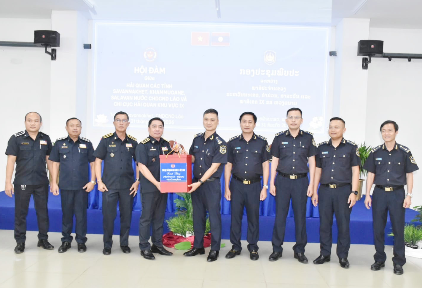 hải quan Việt Nam tặng qu&agrave; lưu niệm