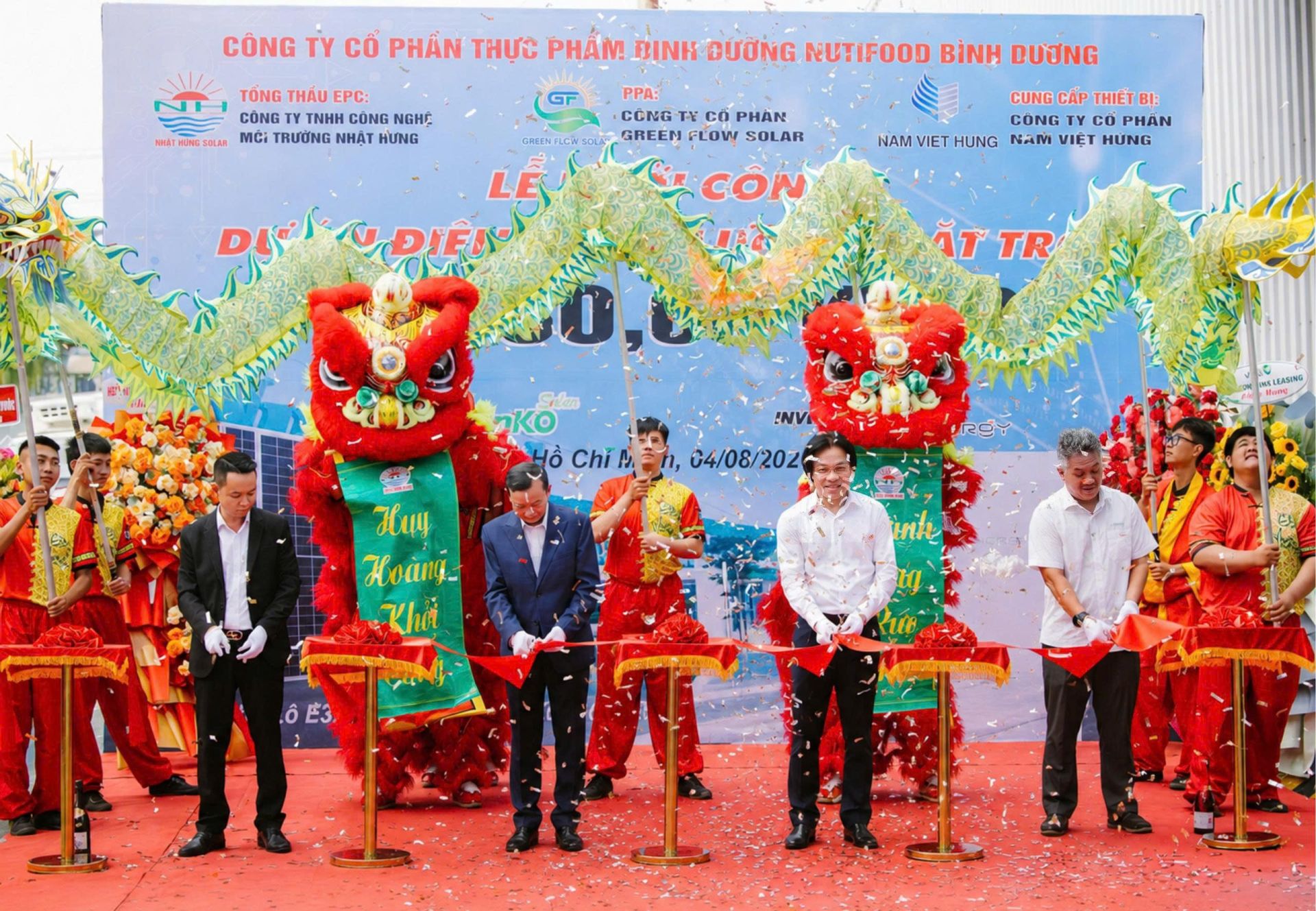 Đại diện hai đơn vị c&ugrave;ng cắt băng kh&aacute;nh th&agrave;nh khởi c&ocirc;ng dự &aacute;n điện mặt trời &aacute;p m&aacute;i