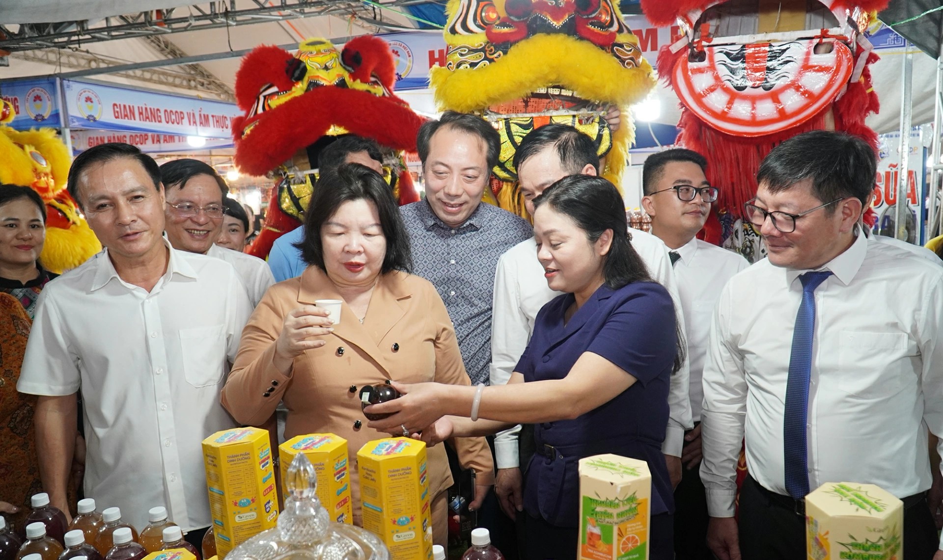 L&atilde;nh đạo Li&ecirc;n minh HTX Việt Nam v&agrave; l&atilde;nh đạo tỉnh Th&aacute;i Nguy&ecirc;n tham quan c&aacute;c gian h&agrave;ng.
