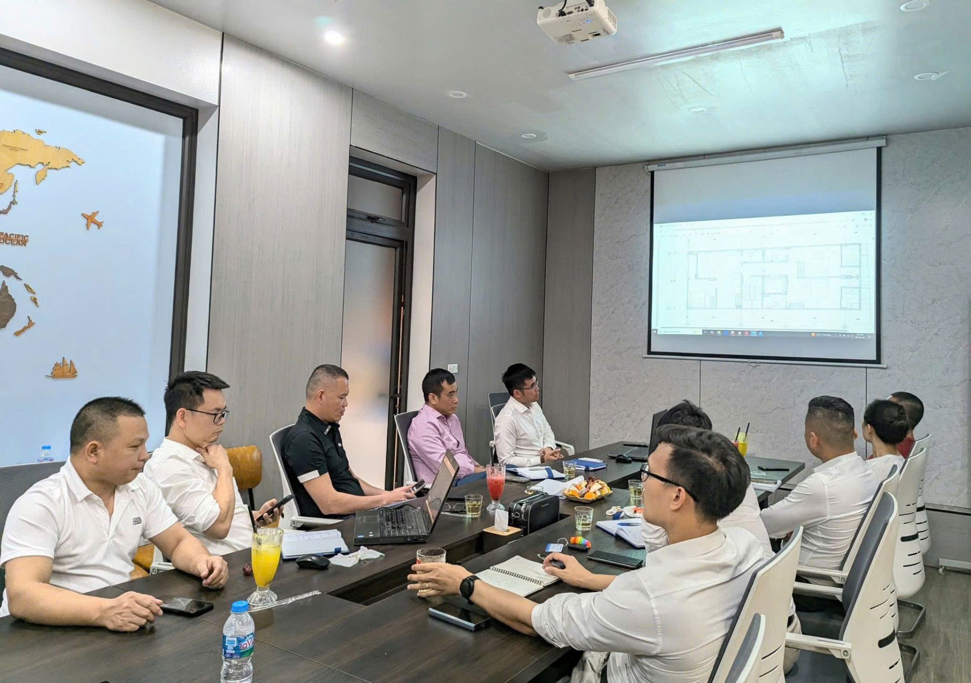 Đều đặn mỗi tuần v&agrave;o một ng&agrave;y cố định, c&aacute;c chủ doanh nghiệp v&agrave; nh&agrave; thầu lại ngồi lại c&ugrave;ng nhau. Đ&acirc;y l&agrave; kh&ocirc;ng gian để chia sẻ cơ hội kinh doanh, r&agrave; so&aacute;t tiến độ c&aacute;c dự &aacute;n đang thi c&ocirc;ng, đồng thời tư vấn v&agrave; hỗ trợ lẫn nhau trong việc phục vụ kh&aacute;ch h&agrave;ng ho&agrave;n thiện tổ ấm.