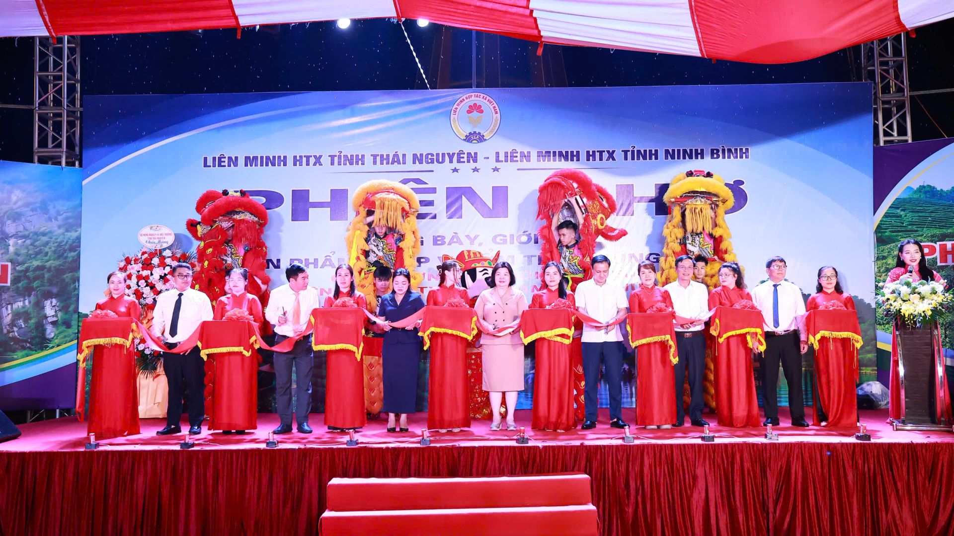 C&aacute;c đại biểu cắt băng khai mạc Phi&ecirc;n chợ. (Ảnh: thainguyen.gov.vn)