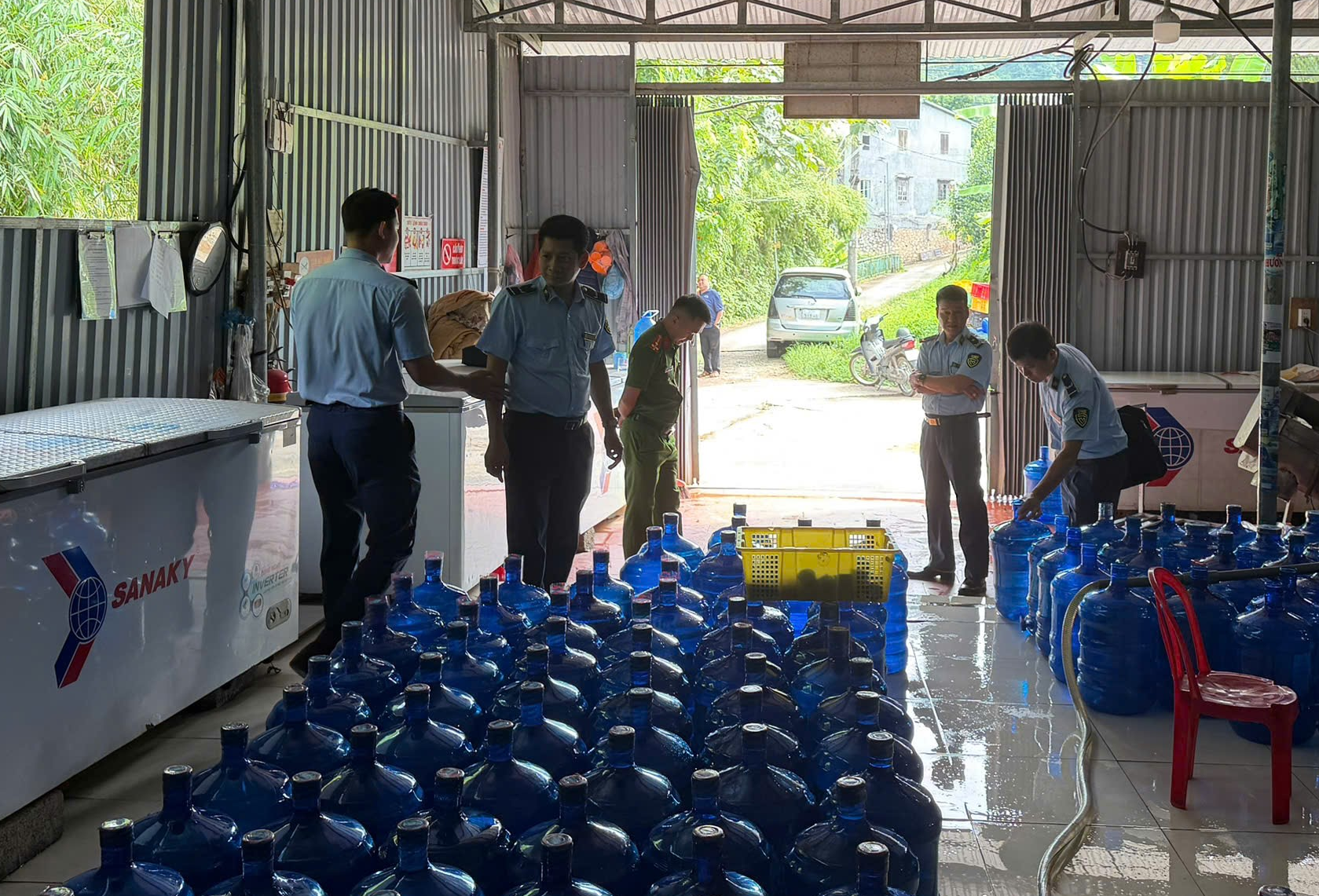 Đội Quản l&yacute; thị trường số 1 tỉnh Cao Bằng phối hợp kiểm tra, xử l&yacute; cơ sở sản xuất nước đ&oacute;ng chai vi phạm quy định về an to&agrave;n thực phẩm. Ảnh: caobang.dms.gov.vn