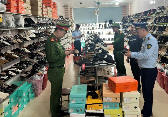 Lực lượng chức năng xử phạt hộ kinh doanh h&agrave;ng giả mạo nh&atilde;n hiệu.