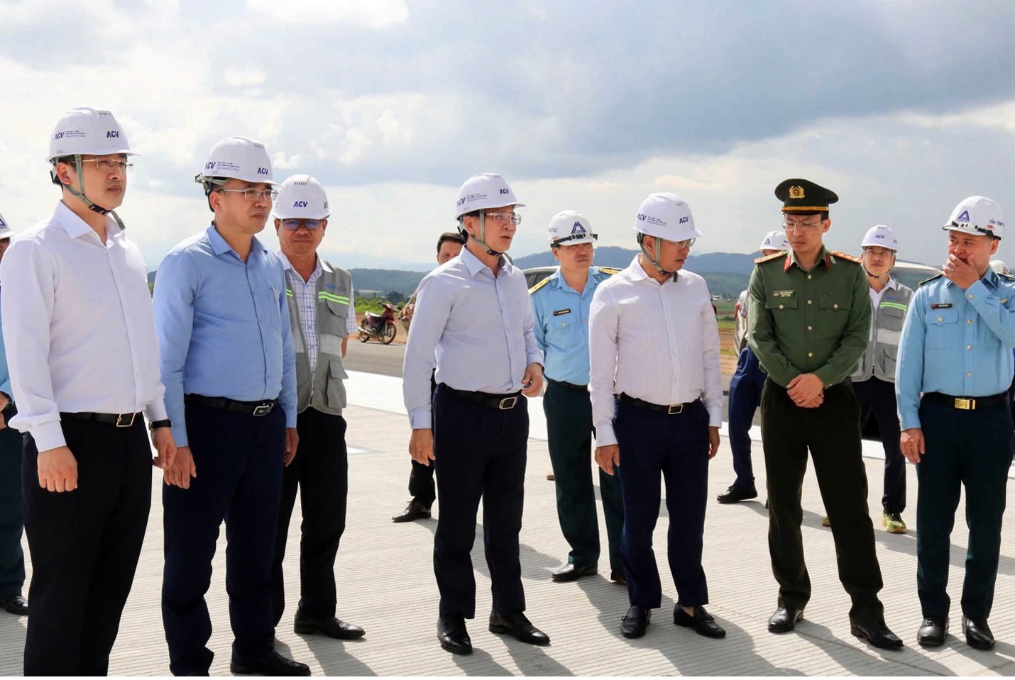 Ông Hồ Văn Mười (giữa), Chủ tịch UBND tỉnh Lâm Đồng kiểm tra tiến độ thi công sửa chữa, nâng cấp sân bay Liên Khương. Ảnh BLĐ Ông Hồ Văn Mười (giữa), Chủ tịch UBND tỉnh Lâm Đồng kiểm tra tiến độ thi công sửa chữa, nâng cấp sân bay Liên Khương. Ảnh BLĐ