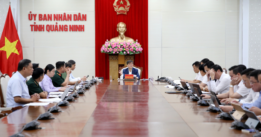 Ông Bùi Văn Khắng, Phó Bí thư Tỉnh ủy, Chủ tịch UBND tỉnh Quảng Ninh, chủ trì hội nghị Ông Bùi Văn Khắng, Phó Bí thư Tỉnh ủy, Chủ tịch UBND tỉnh Quảng Ninh, chủ trì hội nghị