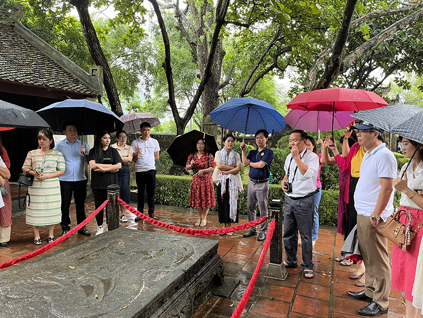 Khách du lịch tham quan Di tích Đền thờ vua Đinh vua Lê Khách du lịch tham quan Di tích Đền thờ vua Đinh vua Lê