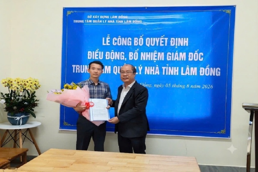 Ông Cao Sơn Dũng, Quyền Giám đốc Sở Xây dựng trao Quyết định điều động, bổ nhiệm ông Nguyễn Nhật Quang. (Ảnh: Phòng Tổ chức - Sở Xây dựng) Ông Cao Sơn Dũng, Quyền Giám đốc Sở Xây dựng trao Quyết định điều động, bổ nhiệm ông Nguyễn Nhật Quang. (Ảnh: Phòng Tổ chức - Sở Xây dựng)