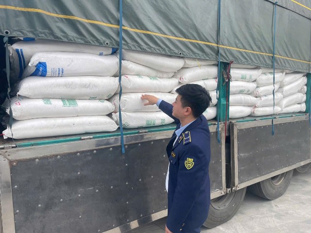 Lực lượng chức năng Nghệ An ph&aacute;t hiện, thu giữ gần 6 tấn đường c&aacute;t trắng nhập lậu.
