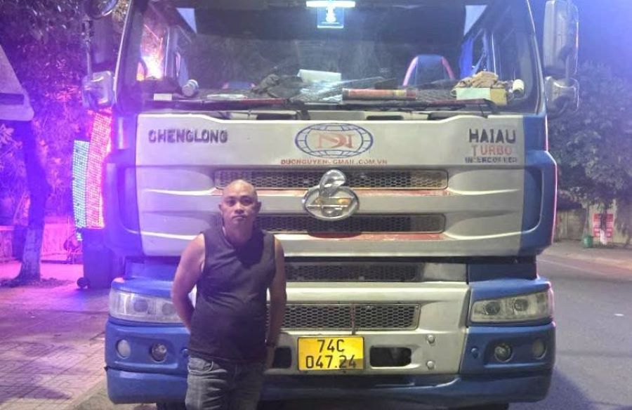 Các đối tượng trong đường dây vận chuyển trái phép hàng chục tấn hàng hóa qua biên giới bị bắt giữ Các đối tượng trong đường dây vận chuyển trái phép hàng chục tấn hàng hóa qua biên giới bị bắt giữ