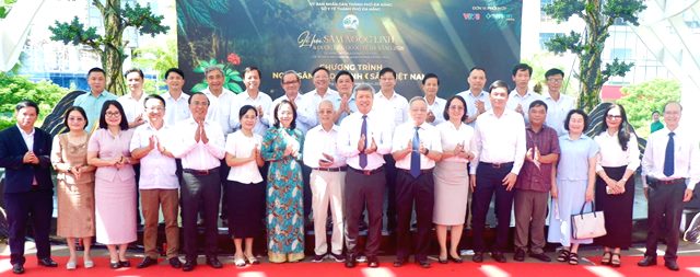 Sở Y tế được giao chủ tr&igrave; x&acirc;y dựng hồ sơ đề nghị Thủ tướng Ch&iacute;nh phủ c&ocirc;ng nhận Ng&agrave;y S&acirc;m Ngọc Linh. (Trong ảnh: L&atilde;nh đạo th&agrave;nh phố chụp ảnh lưu niệm với đại diện l&atilde;nh đạo Sở Y tế v&agrave; c&aacute;c đại biểu tham dự sự kiện).