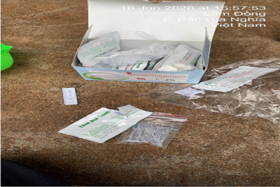 Thực hiện test nhanh kiểm tra chất cấm Salbutamol (trong nước tiểu heo) tại cơ sở giết mổ.