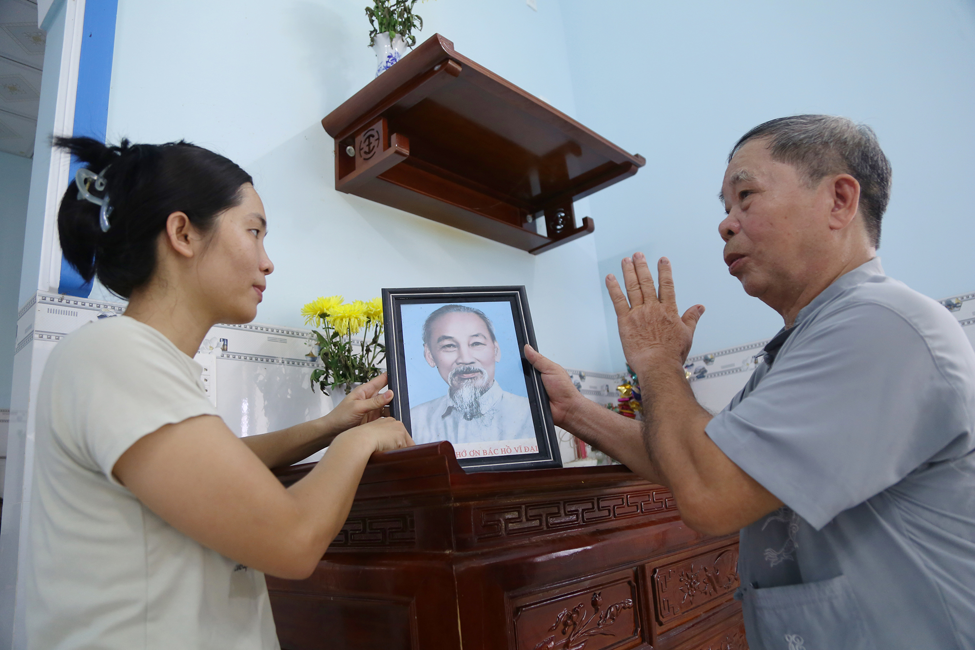 Nhiều gia đ&igrave;nh đồng b&agrave;o T&agrave;y, N&ugrave;ng v&agrave; c&aacute;c d&acirc;n tộc kh&aacute;c tại C&aacute;t Ti&ecirc;n 2 lu&ocirc;n treo trang trọng ảnh Chủ tịch Hồ Ch&iacute; Minh trong nh&agrave;.