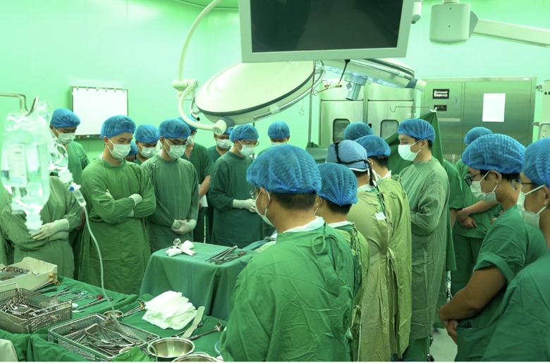 Các BS cuối đầu tri ân người hiến tạng trước khi phẫu thuật. Ảnh BV Các BS cuối đầu tri ân người hiến tạng trước khi phẫu thuật. Ảnh BV