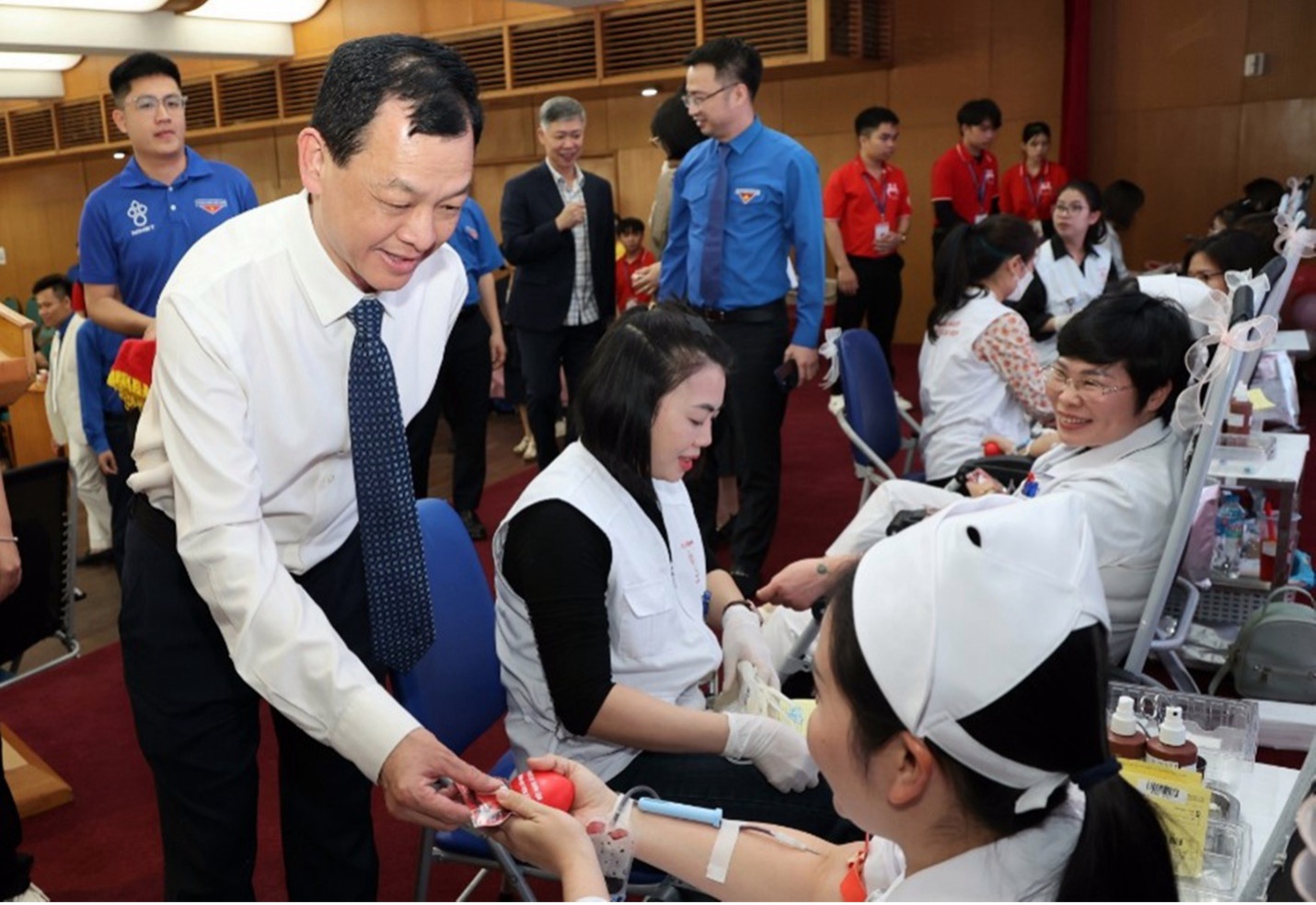 PGS.TS.BSCKII Nguyễn Tri Thức, Thứ trưởng Bộ Y tế tại đợt hiến máu của nhân viên y tế. Ảnh TL PGS.TS.BSCKII Nguyễn Tri Thức, Thứ trưởng Bộ Y tế tại đợt hiến máu của nhân viên y tế. Ảnh TL