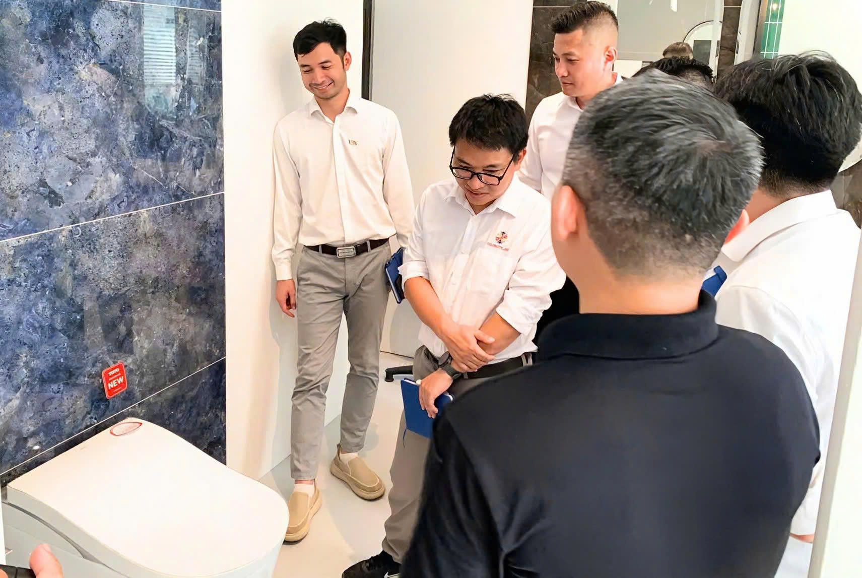 Th&agrave;nh vi&ecirc;n VBN thăm doanh nghiệp, hiểu r&otilde; về sản phẩm của &ldquo;đồng đội&rdquo; để tư vấn tốt hơn cho kh&aacute;ch h&agrave;ng