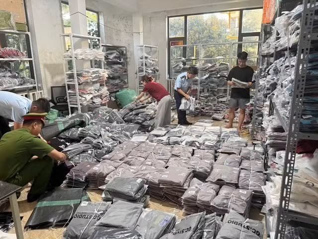 Lực lượng chức năng kiểm tra cơ sở kinh doanh Lực lượng chức năng kiểm tra cơ sở kinh doanh