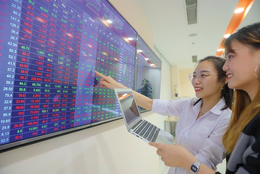 Sắc xanh lan tỏa, VN-Index đảo chiều tăng. Sắc xanh lan tỏa, VN-Index đảo chiều tăng.