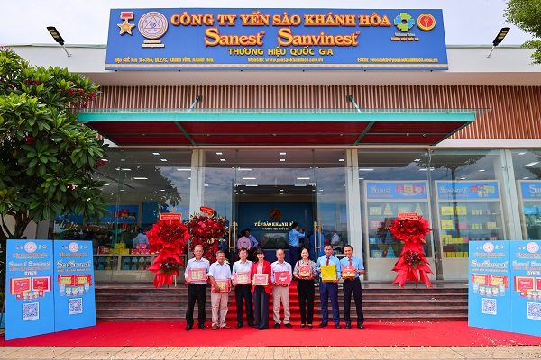 C&aacute;c đại biểu chụp h&igrave;nh lưu niệm tại Cửa h&agrave;ng trưng b&agrave;y giới thiệu sản phẩm Yến s&agrave;o Kh&aacute;nh H&ograve;a