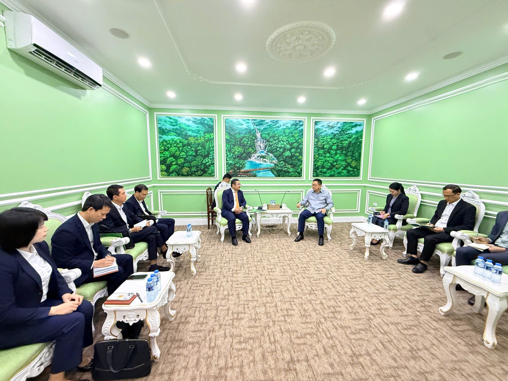 Đo&agrave;n c&ocirc;ng t&aacute;c c&oacute; buổi l&agrave;m việc với Bộ trưởng Bộ N&ocirc;ng nghiệp v&agrave; M&ocirc;i trường L&agrave;o