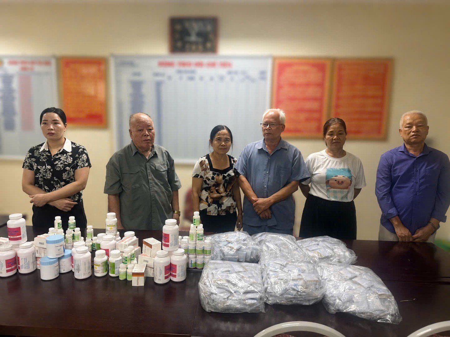 Các đối tượng cùng số thuốc hóa dược, tân dược và sản phẩm thuốc Đông y bị Cơ quan Công an phát hiện, thu giữ trong quá trình điều tra vụ án. Các đối tượng cùng số thuốc hóa dược, tân dược và sản phẩm thuốc Đông y bị Cơ quan Công an phát hiện, thu giữ trong quá trình điều tra vụ án.