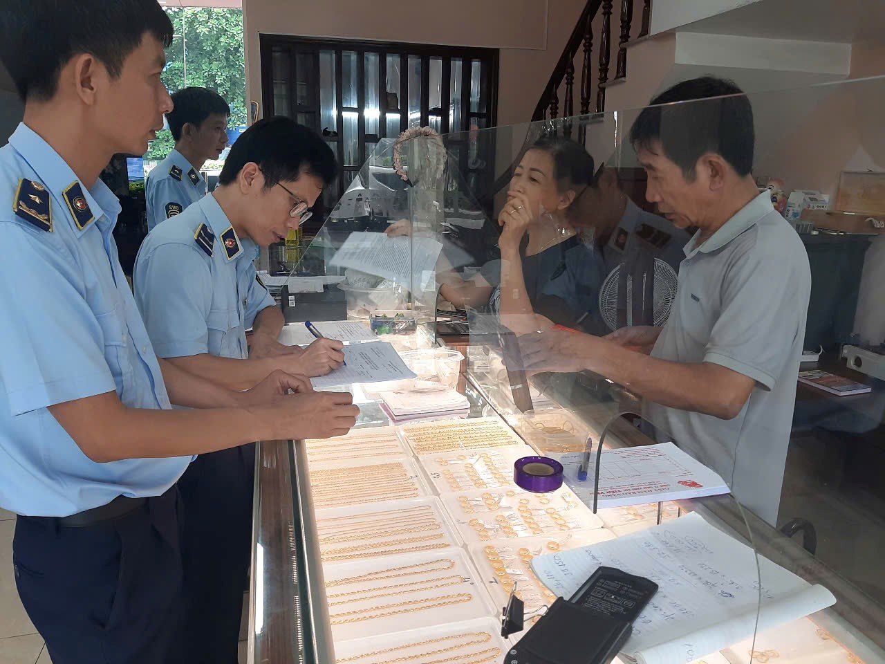 Lực lượng thuộc Đội QLTT số 5 tổ chức tuyên truyền, ký cam kết đối với các cơ sở kinh doanh vàng bạc trên địa bàn quản lý. Ảnh: QLTT Thanh Hóa Lực lượng thuộc Đội QLTT số 5 tổ chức tuyên truyền, ký cam kết đối với các cơ sở kinh doanh vàng bạc trên địa bàn quản lý. Ảnh: QLTT Thanh Hóa