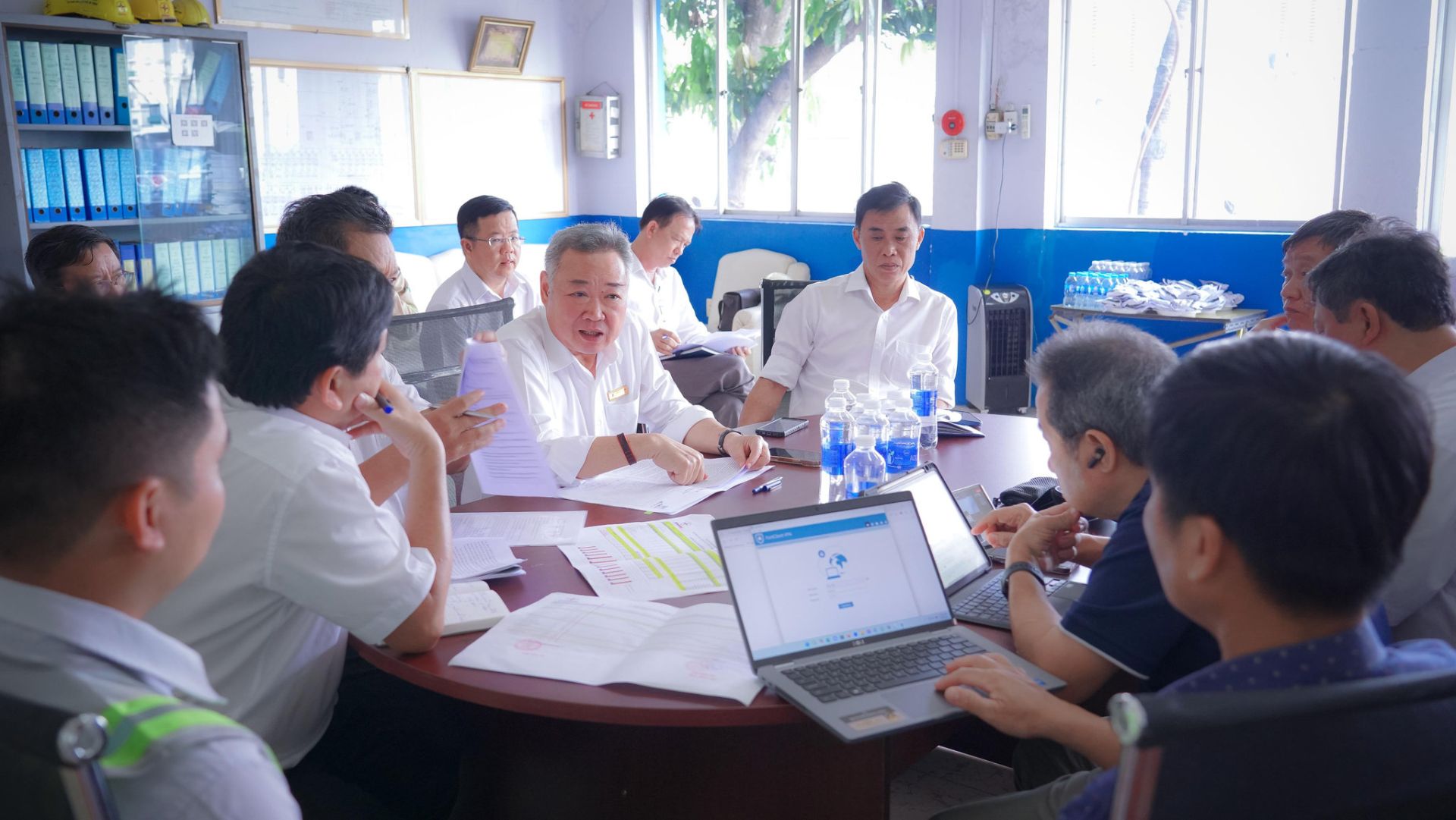 B&iacute; thư Đảng ủy, Chủ tịch Hội đồng th&agrave;nh vi&ecirc;n EVNHCMC Phạm Quốc Bảo l&agrave;m việc với Ban Quản l&yacute; dự &aacute;n lưới điện về Dự &aacute;n Cải tạo trạm biến &aacute;p 220kV Vĩnh Lộc (B&agrave; Quẹo) th&aacute;ng 3/2025. Ảnh: Duy Đo&agrave;n