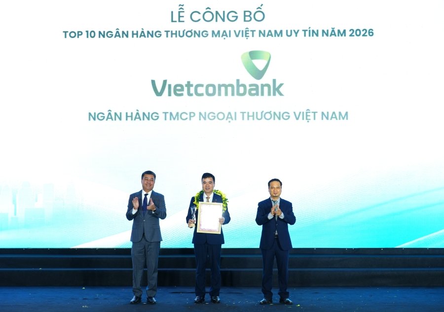 Đại diện Vietcombank nhận vinh danh &ldquo;Top 10 Ng&acirc;n h&agrave;ng thương mại Việt Nam uy t&iacute;n năm 2026&rdquo; từ Ban Tổ chức. Ảnh: VCB