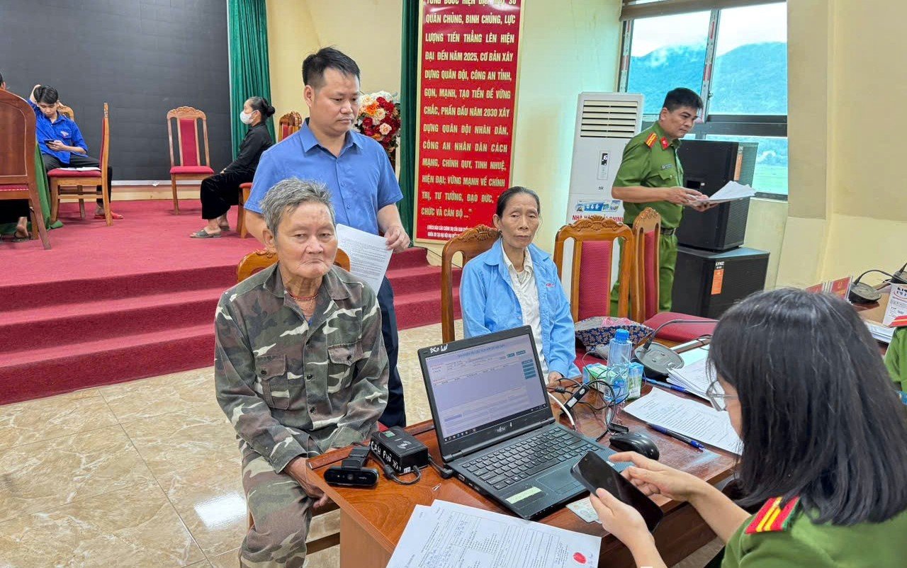 Th&acirc;n nh&acirc;n liệt sĩ thực hiện thủ tục lấy mẫu AND tại x&atilde; Ph&ugrave; Y&ecirc;n, tỉnh Sơn La. Ảnh: sonla.gov.vn