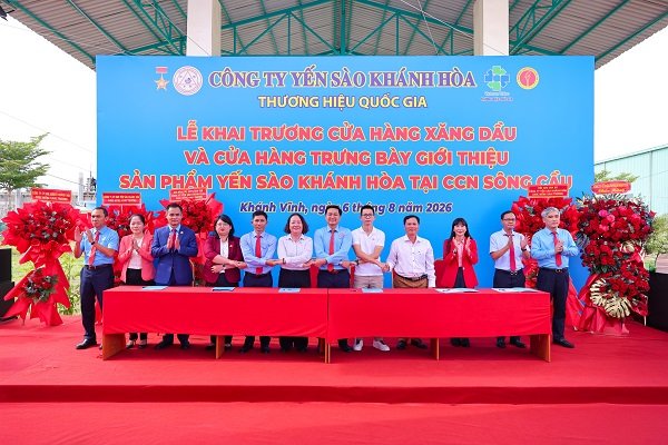 Lễ k&yacute; kết hợp đồng mua b&aacute;n xăng dầu giữa C&ocirc;ng ty TNHH Nh&agrave; nước MTV Yến s&agrave;o Kh&aacute;nh H&ograve;a v&agrave; c&aacute;c đối t&aacute;c kh&aacute;ch h&agrave;ng.