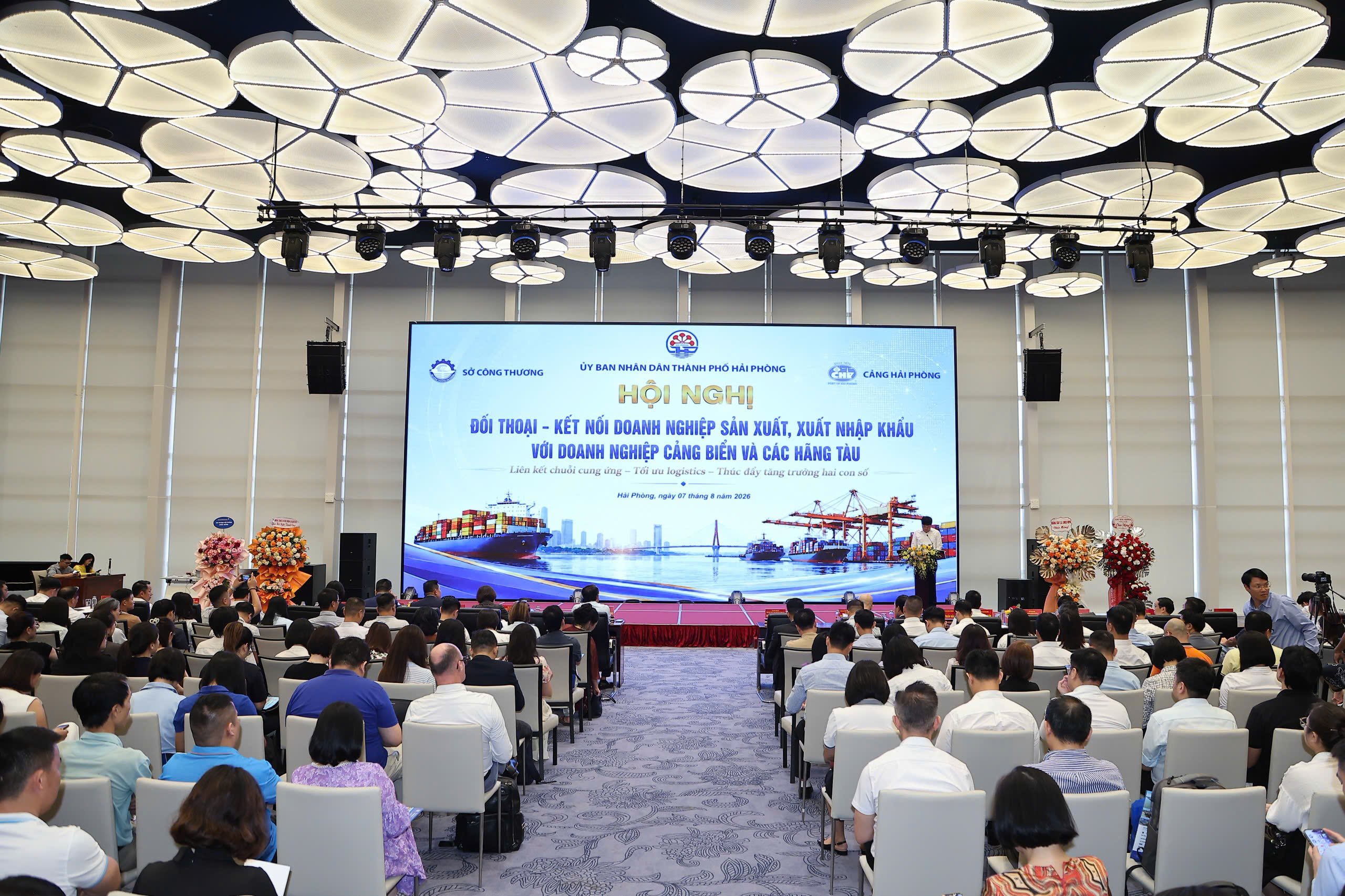 Các đại biểu trao đổi, thảo luận giải pháp tăng cường liên kết chuỗi cung ứng, tối ưu hoạt động logistics. Các đại biểu trao đổi, thảo luận giải pháp tăng cường liên kết chuỗi cung ứng, tối ưu hoạt động logistics.