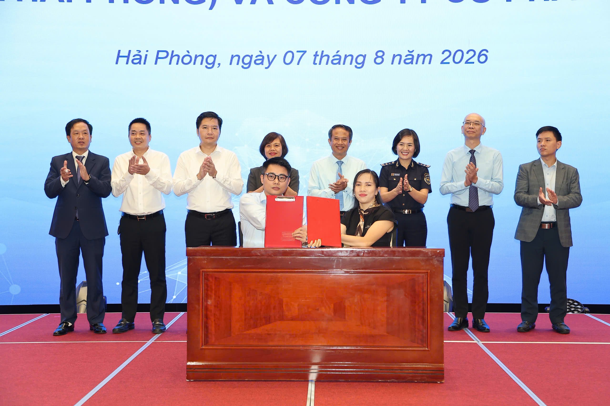 Lễ ký kết Biên bản ghi nhớ hợp tác (MOU) giữa các doanh nghiệp tại Hội nghị. Lễ ký kết Biên bản ghi nhớ hợp tác (MOU) giữa các doanh nghiệp tại Hội nghị.
