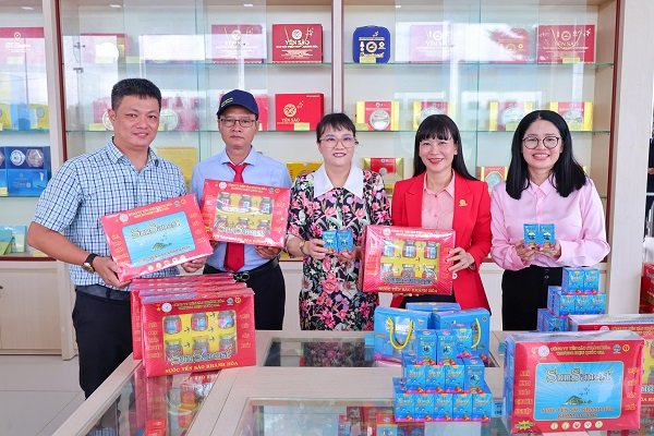 L&atilde;nh đạo C&ocirc;ng ty Yến s&agrave;o Kh&aacute;nh H&ograve;a chụp ảnh lưu niệm tại Cửa h&agrave;ng giới thiệu sản phẩm